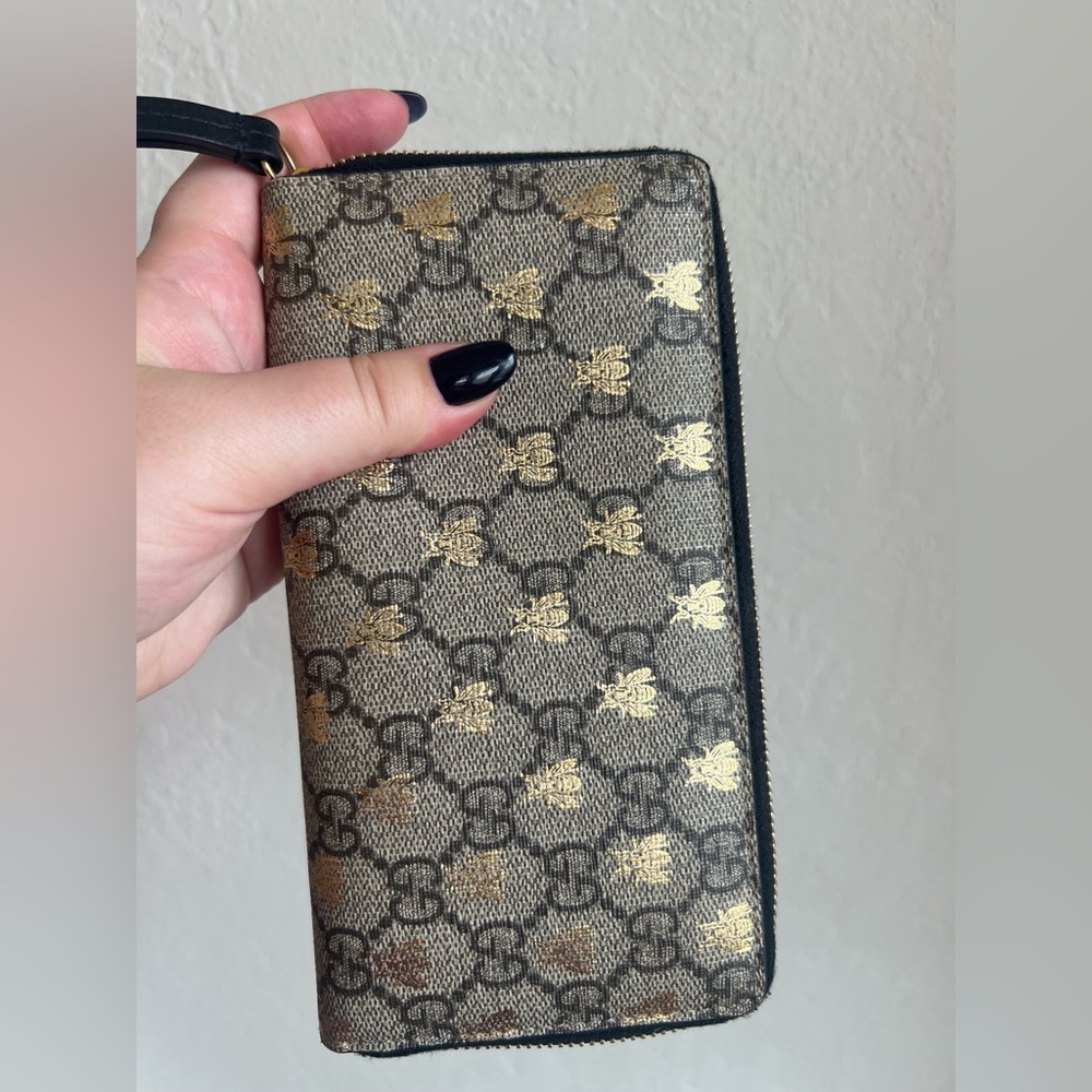 Gucci Supreme Bee GG wallet